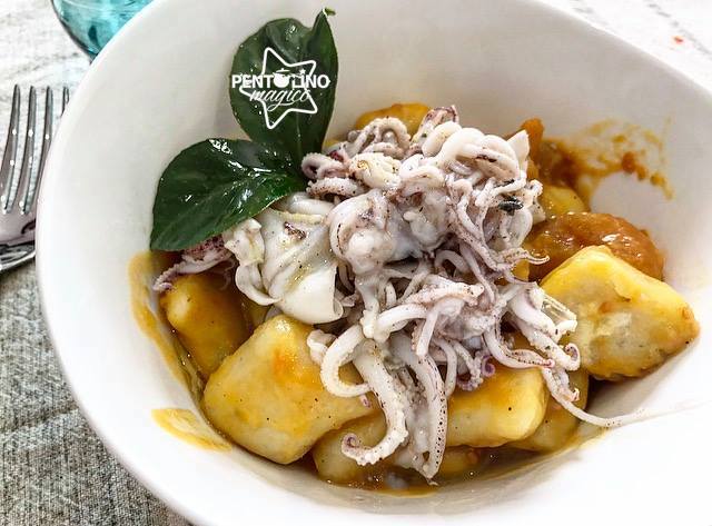 Gnocchi con calamaretti spillo e pomodori gialli